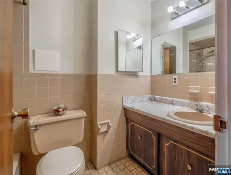 17A Garden Drive Elmwood Park NJ 07407