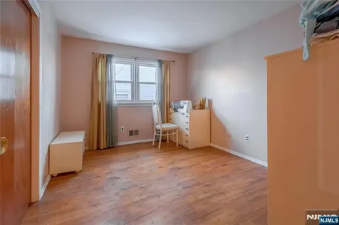 17A Garden Drive Elmwood Park NJ 07407