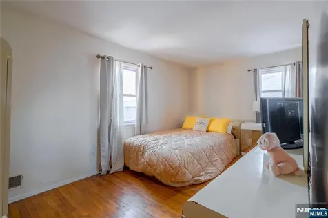17A Garden Drive Elmwood Park NJ 07407