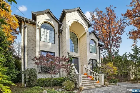 1096 Briar Way Fort Lee NJ 07024