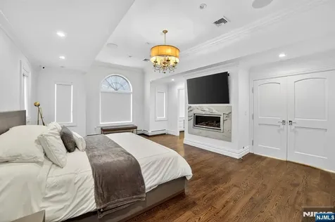 1096 Briar Way Fort Lee NJ 07024