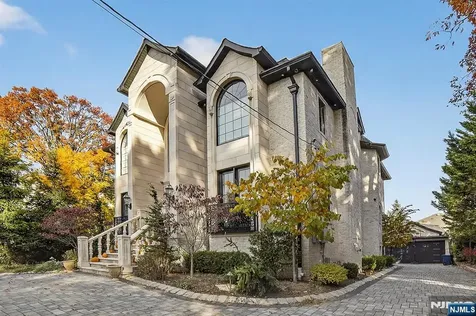 1096 Briar Way Fort Lee NJ 07024