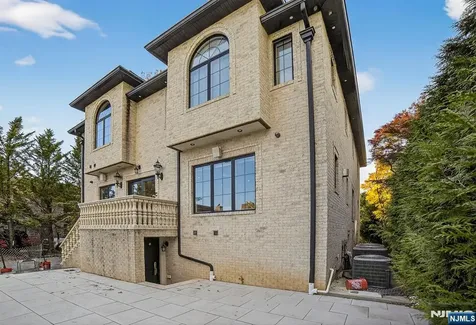 1096 Briar Way Fort Lee NJ 07024