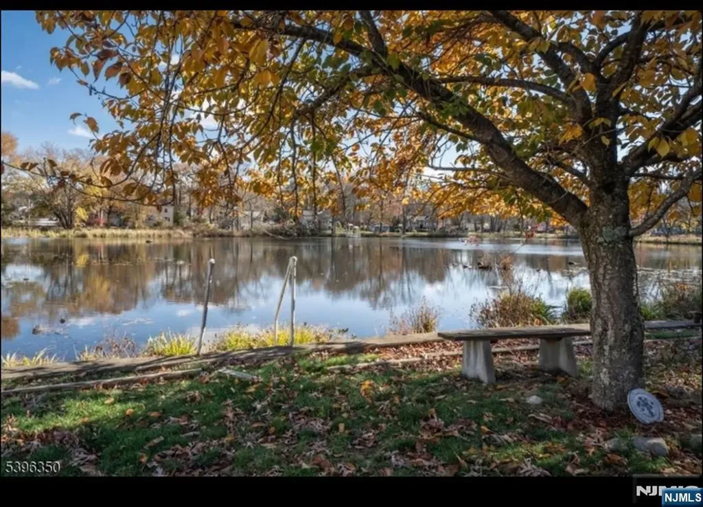 21 Sunrise Avenue Bloomingdale NJ 07403