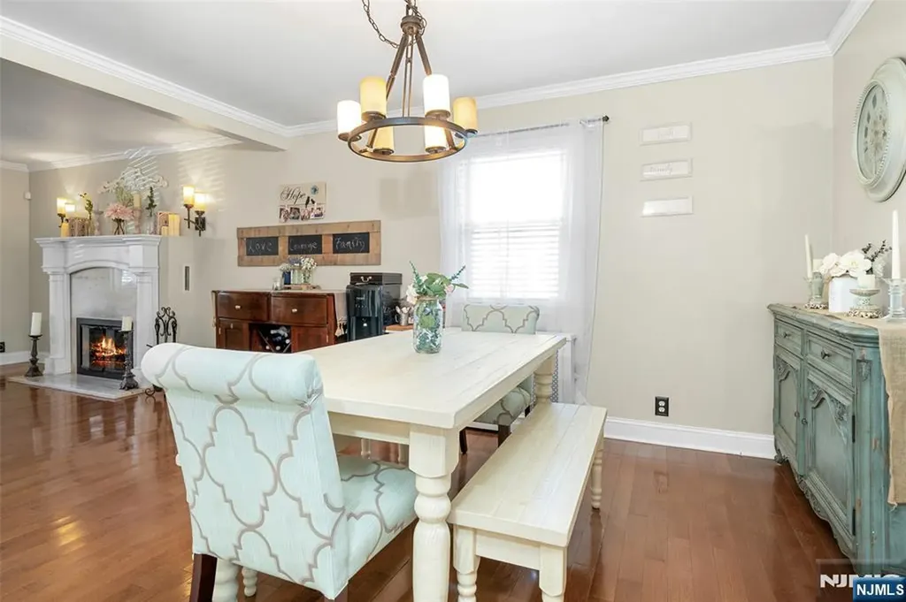 21 Sunrise Avenue Bloomingdale NJ 07403