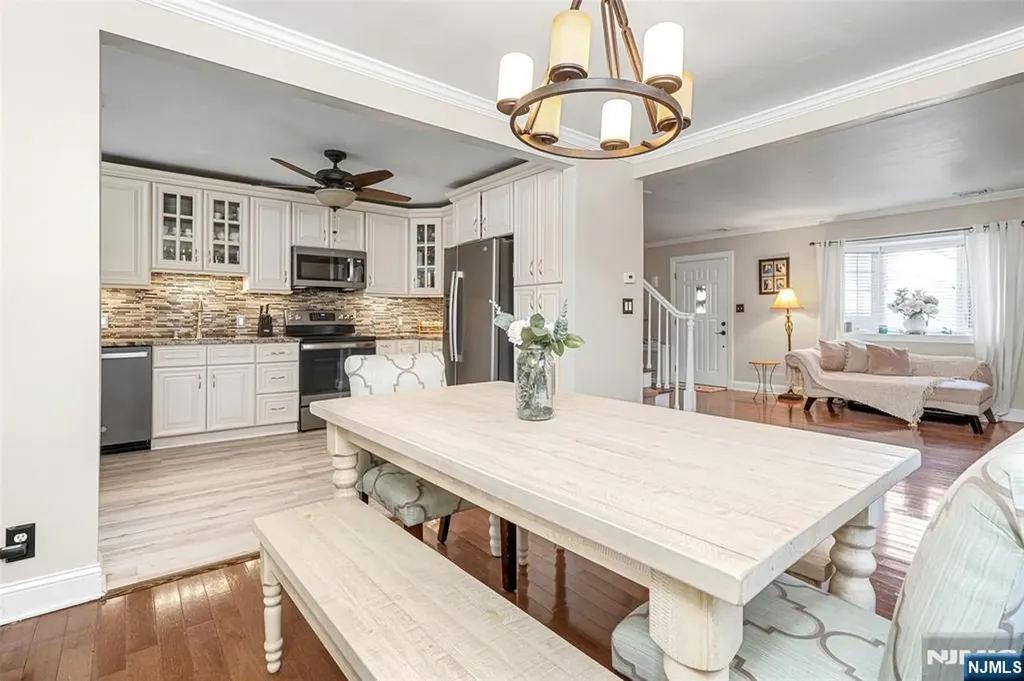 21 Sunrise Avenue Bloomingdale NJ 07403