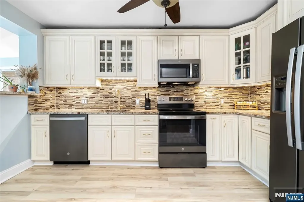 21 Sunrise Avenue Bloomingdale NJ 07403