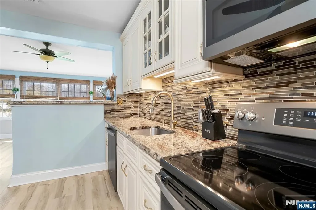 21 Sunrise Avenue Bloomingdale NJ 07403