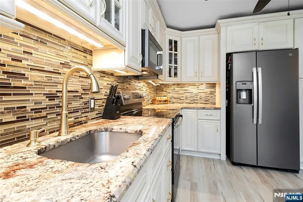 21 Sunrise Avenue Bloomingdale NJ 07403