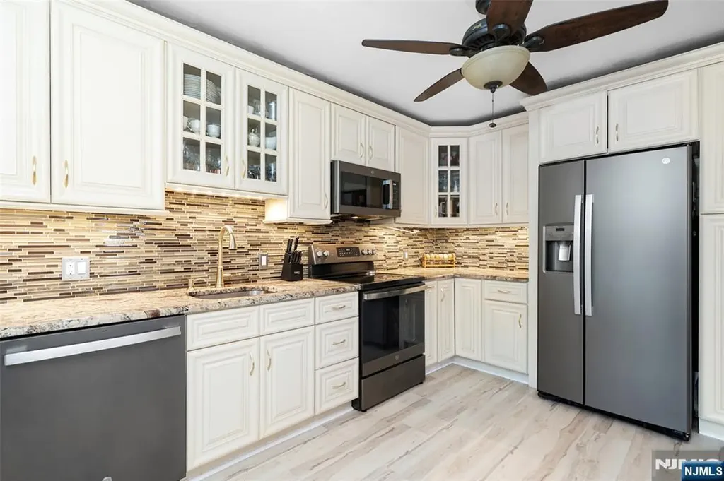 21 Sunrise Avenue Bloomingdale NJ 07403