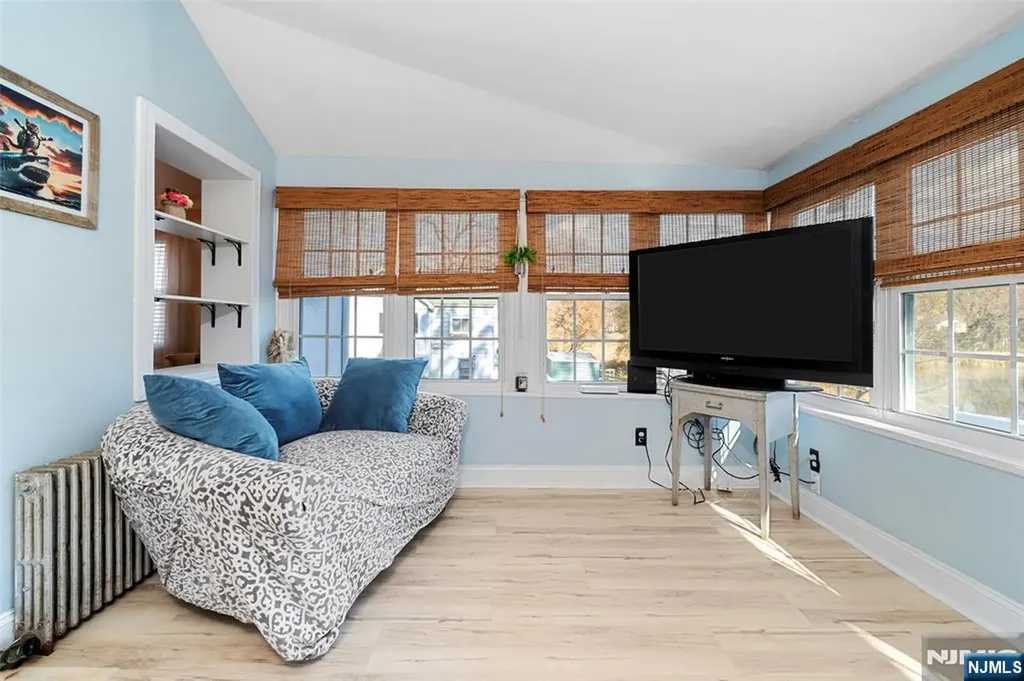 21 Sunrise Avenue Bloomingdale NJ 07403