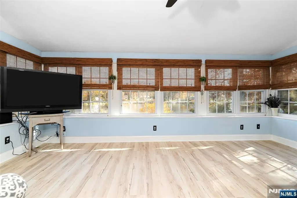 21 Sunrise Avenue Bloomingdale NJ 07403