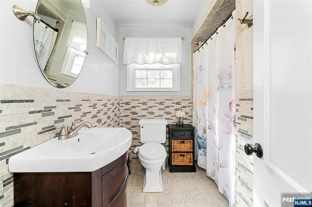 21 Sunrise Avenue Bloomingdale NJ 07403