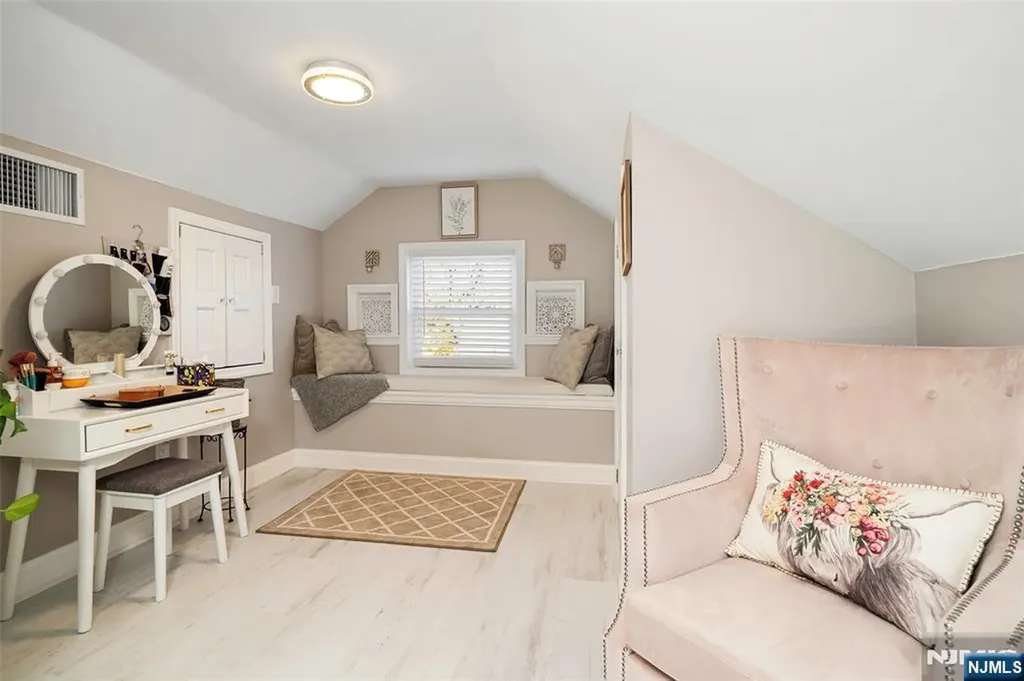 21 Sunrise Avenue Bloomingdale NJ 07403