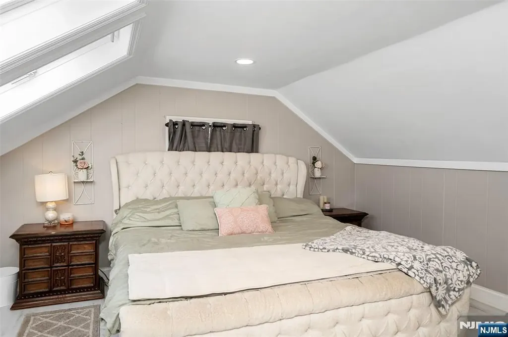 21 Sunrise Avenue Bloomingdale NJ 07403