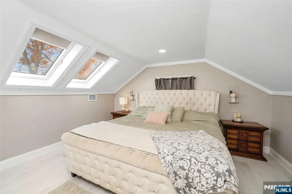 21 Sunrise Avenue Bloomingdale NJ 07403