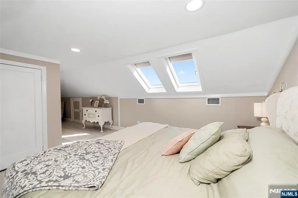 21 Sunrise Avenue Bloomingdale NJ 07403