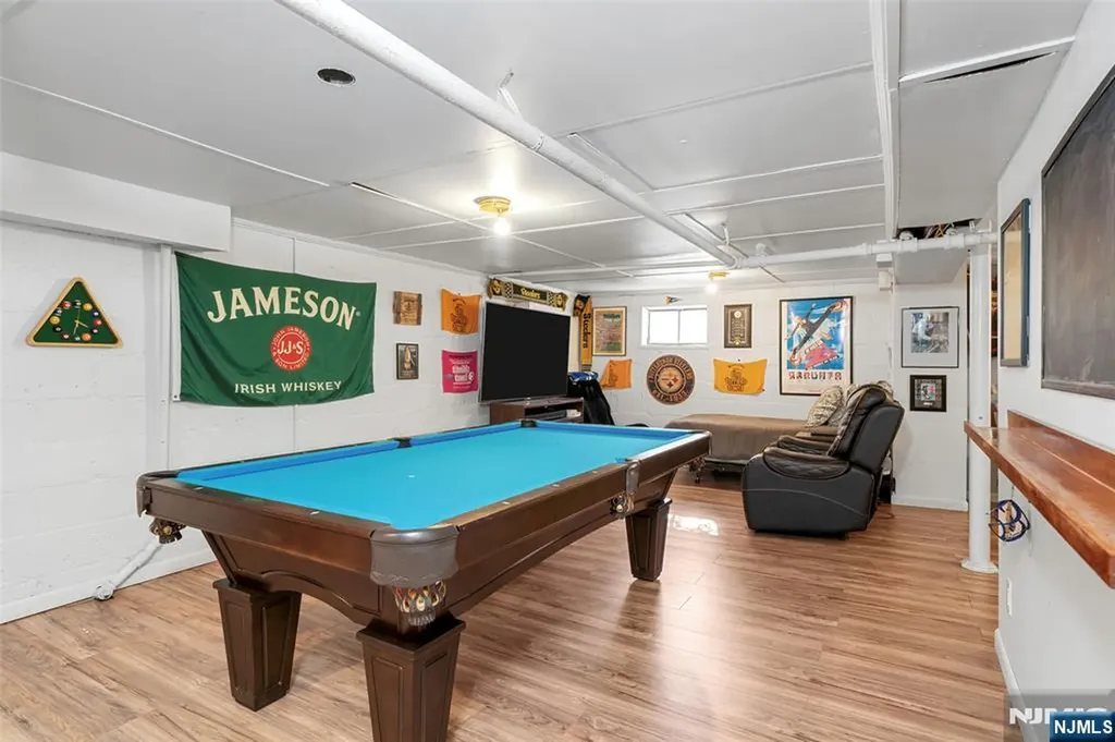 21 Sunrise Avenue Bloomingdale NJ 07403