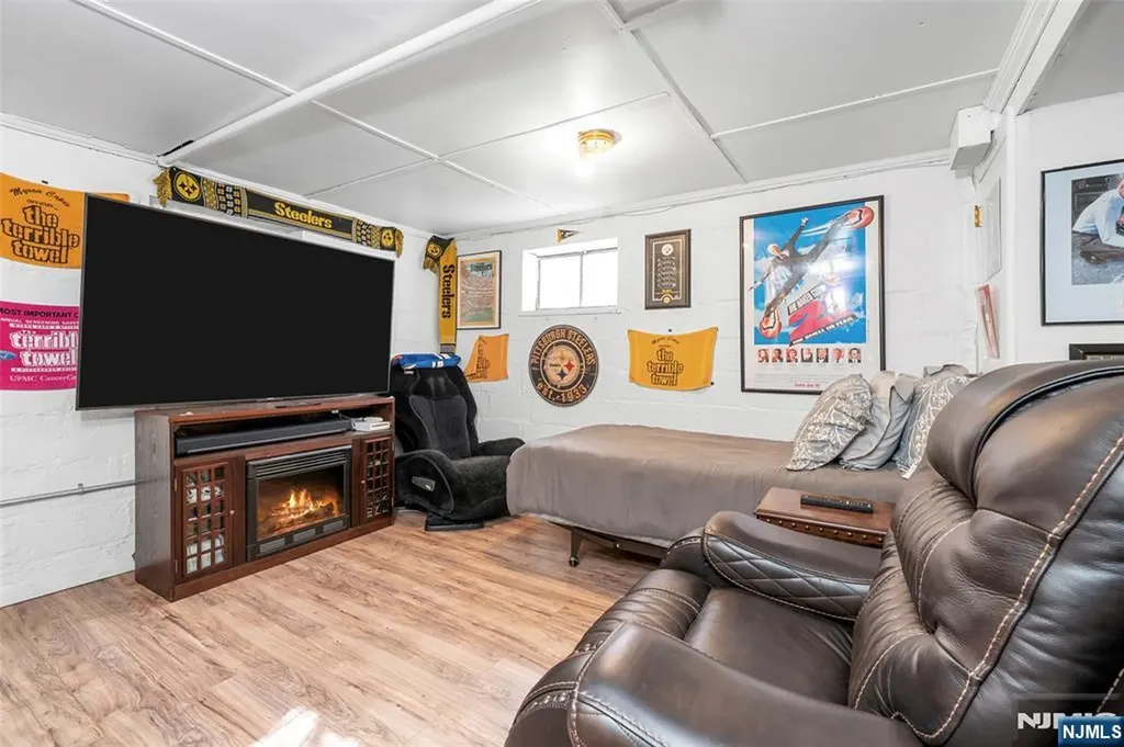 21 Sunrise Avenue Bloomingdale NJ 07403