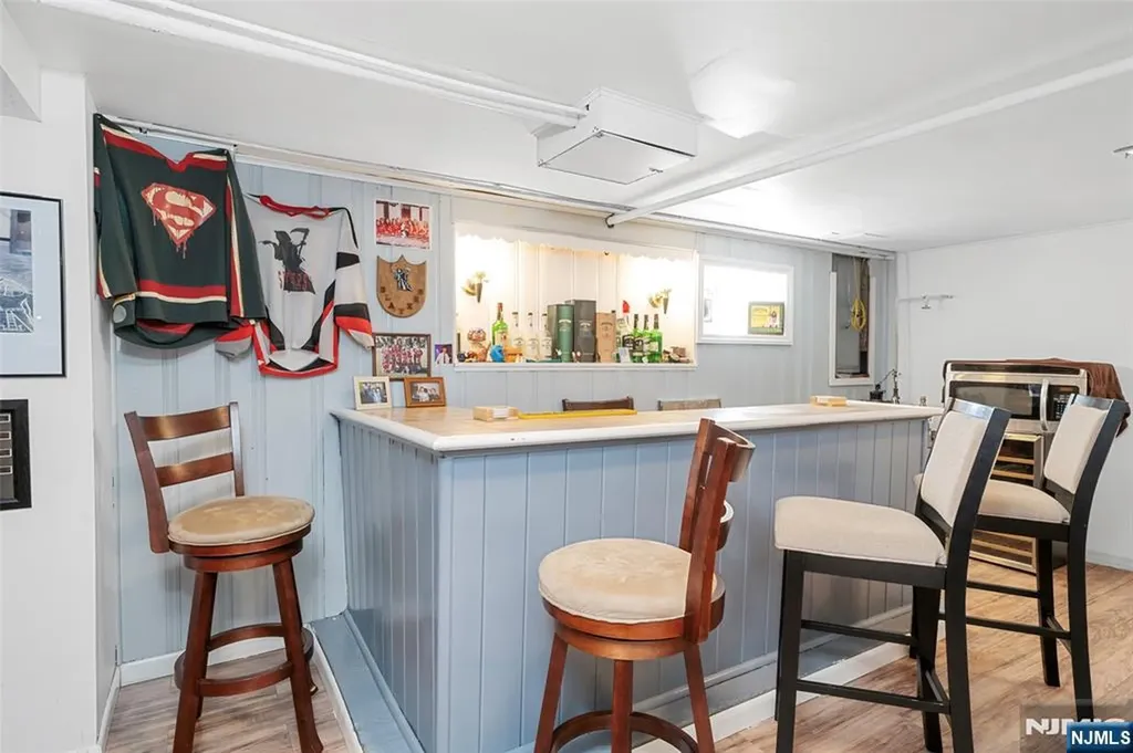 21 Sunrise Avenue Bloomingdale NJ 07403