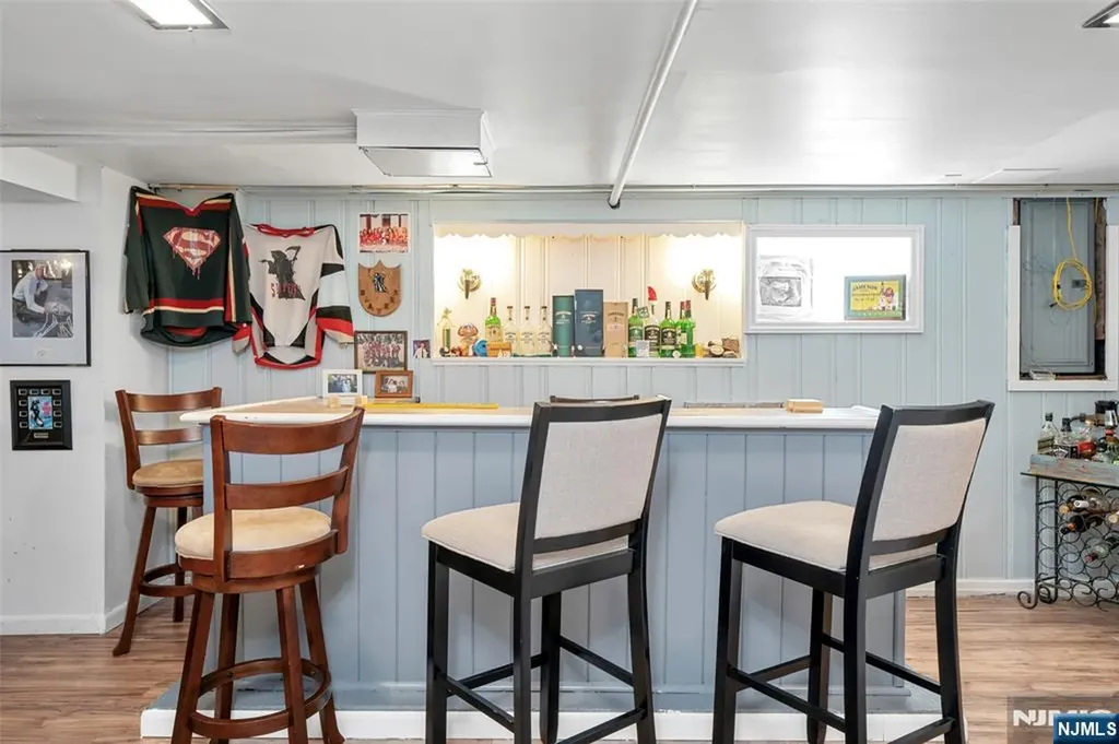 21 Sunrise Avenue Bloomingdale NJ 07403