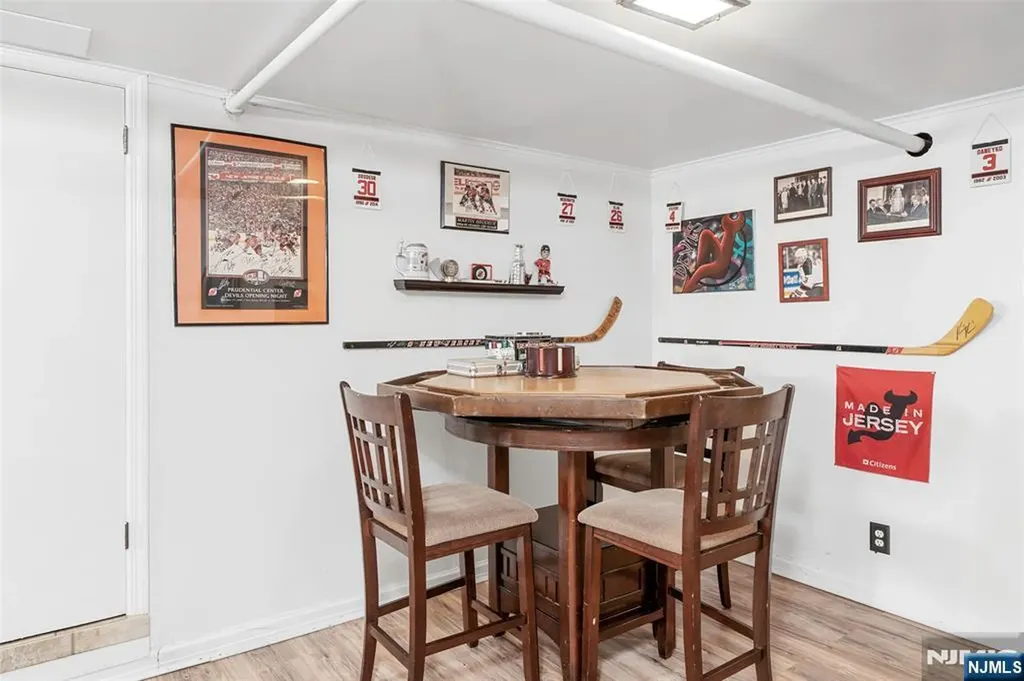 21 Sunrise Avenue Bloomingdale NJ 07403