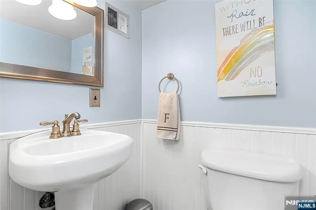 21 Sunrise Avenue Bloomingdale NJ 07403