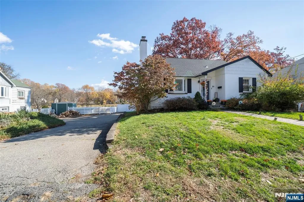 21 Sunrise Avenue Bloomingdale NJ 07403