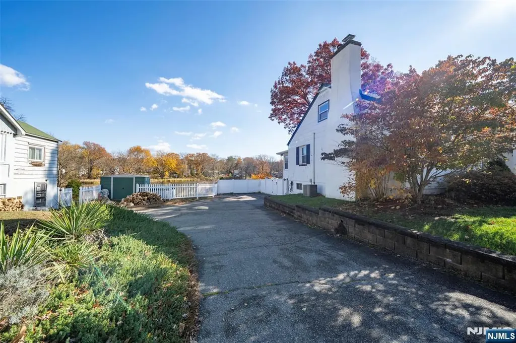 21 Sunrise Avenue Bloomingdale NJ 07403