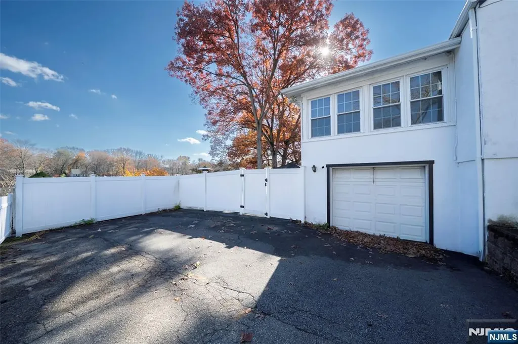 21 Sunrise Avenue Bloomingdale NJ 07403