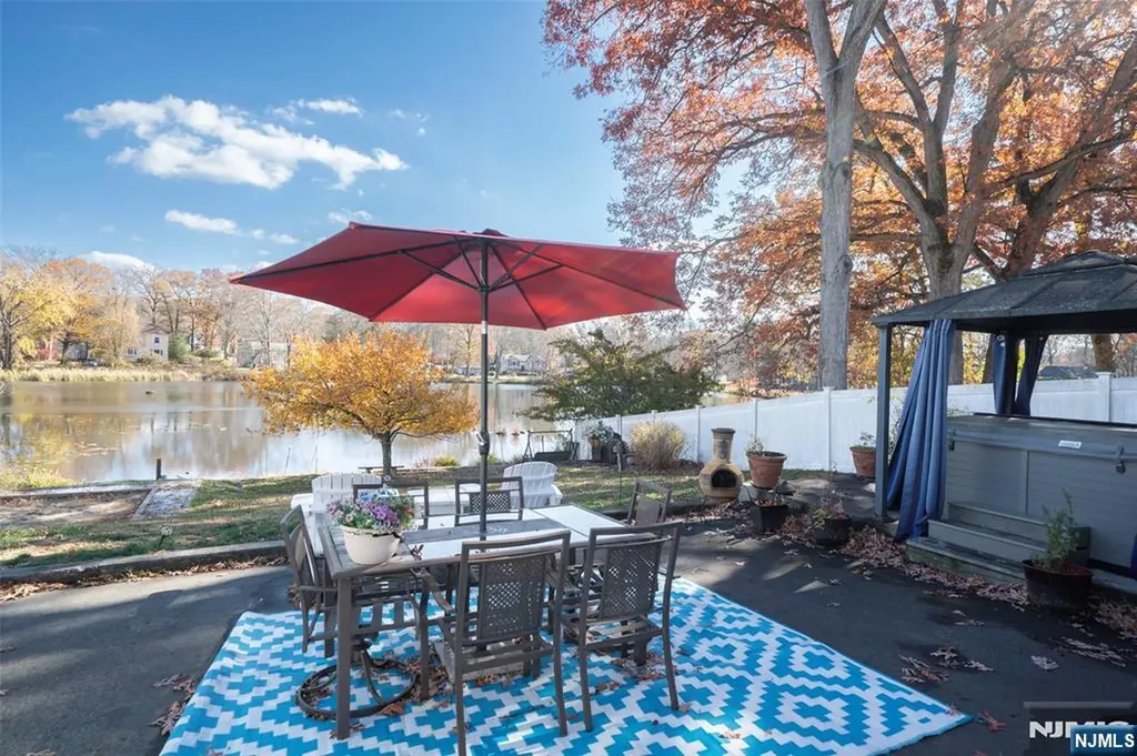 21 Sunrise Avenue Bloomingdale NJ 07403