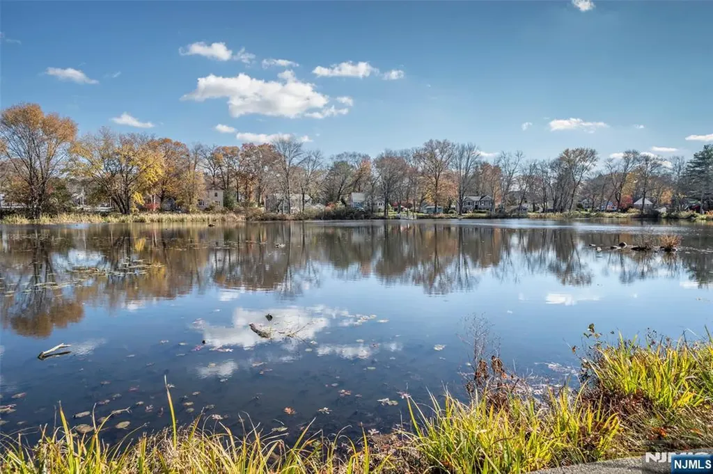 21 Sunrise Avenue Bloomingdale NJ 07403