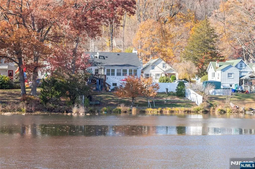 21 Sunrise Avenue Bloomingdale NJ 07403