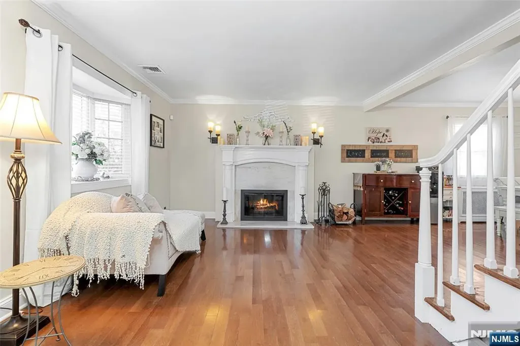 21 Sunrise Avenue Bloomingdale NJ 07403