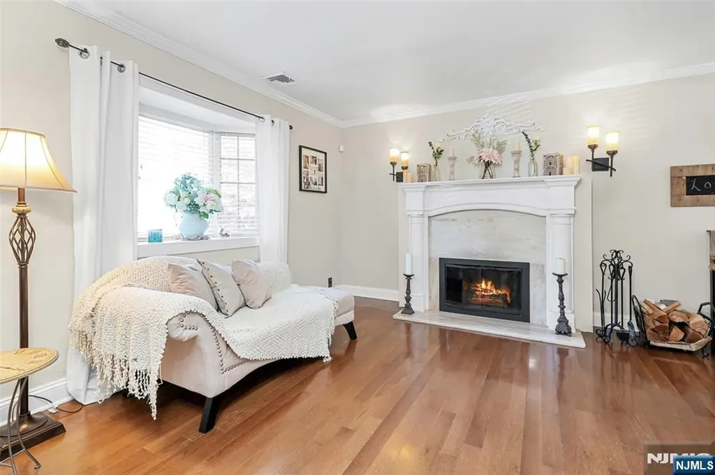 21 Sunrise Avenue Bloomingdale NJ 07403