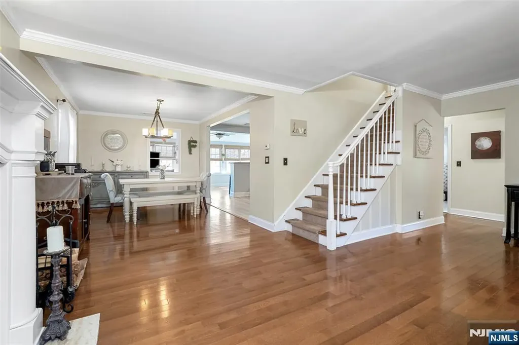 21 Sunrise Avenue Bloomingdale NJ 07403