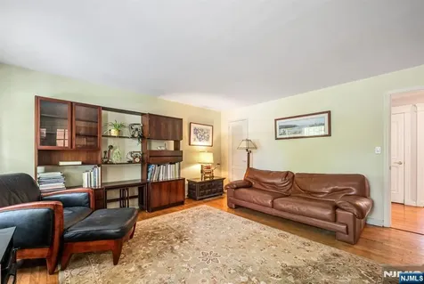 10 Beechwood Road Ho-ho-kus NJ 07423