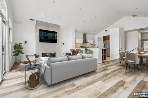 22 Lydia Guttenberg NJ 07093