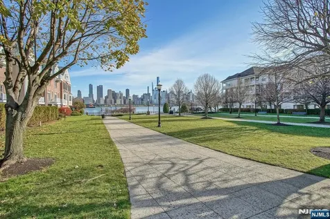 22 Lydia Guttenberg NJ 07093