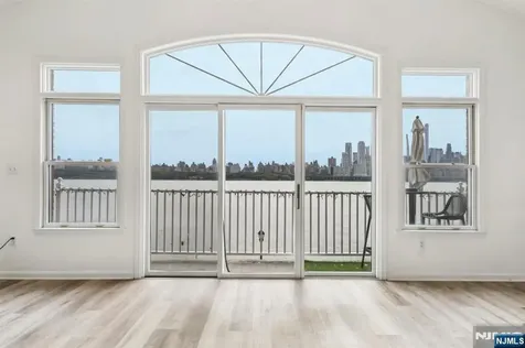 22 Lydia Guttenberg NJ 07093