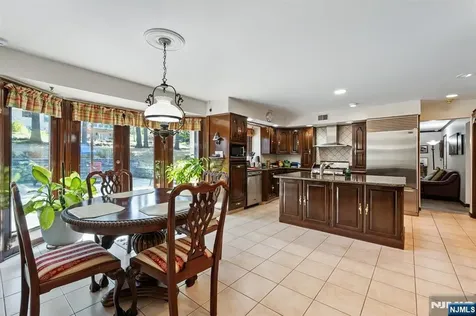 28 Battle Ridge Trail Totowa NJ 07512