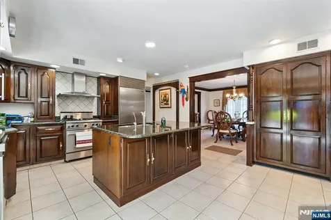 28 Battle Ridge Trail Totowa NJ 07512