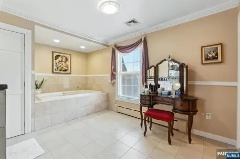 28 Battle Ridge Trail Totowa NJ 07512