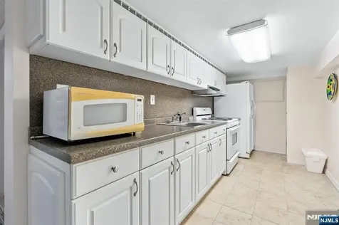 28 Battle Ridge Trail Totowa NJ 07512