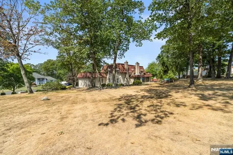 28 Battle Ridge Trail Totowa NJ 07512