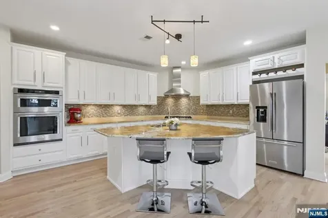 4 Point View Oakland NJ 07436