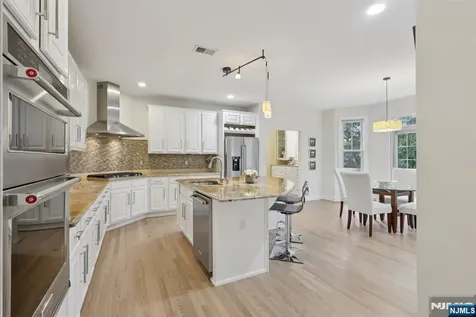 4 Point View Oakland NJ 07436