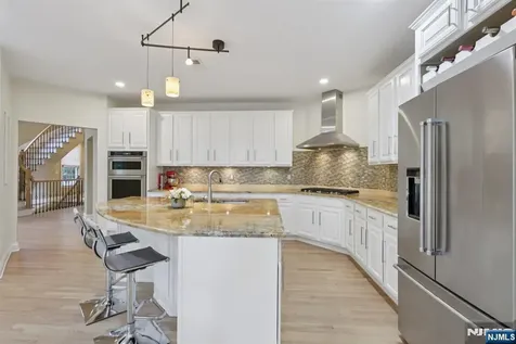 4 Point View Oakland NJ 07436