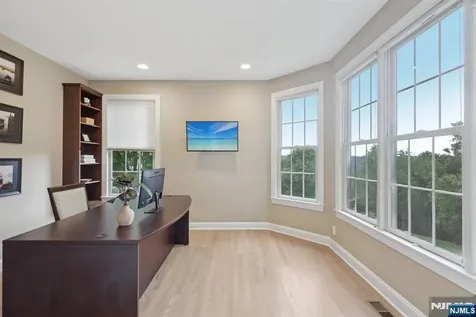 4 Point View Oakland NJ 07436