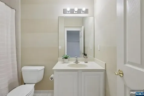 4 Point View Oakland NJ 07436